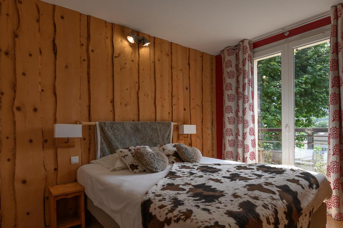 Logis Hotel Restaurant Le Castel Fleuri Сан-Жан-ан-Ройан Екстериор снимка