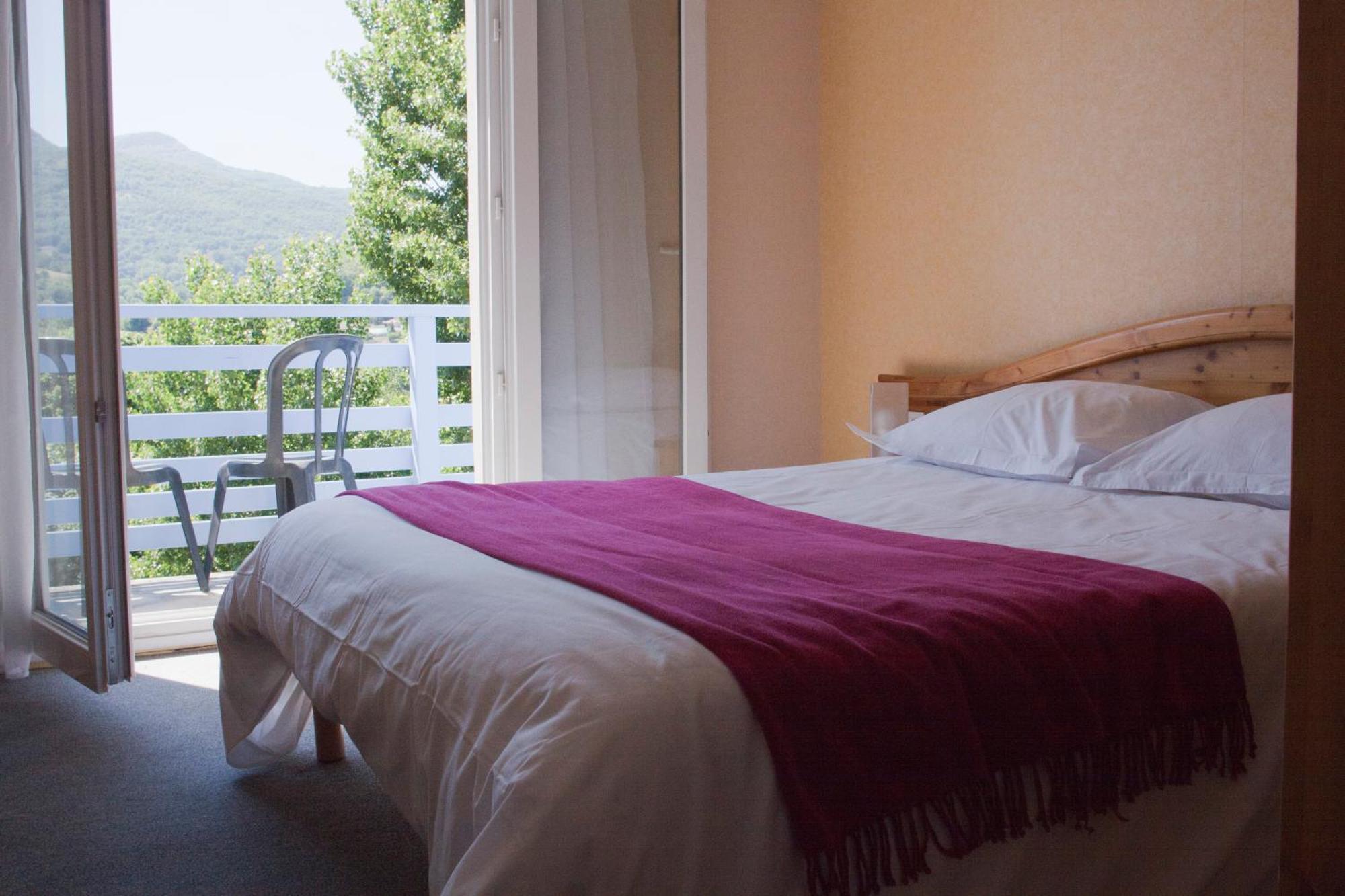 Logis Hotel Restaurant Le Castel Fleuri Сан-Жан-ан-Ройан Екстериор снимка