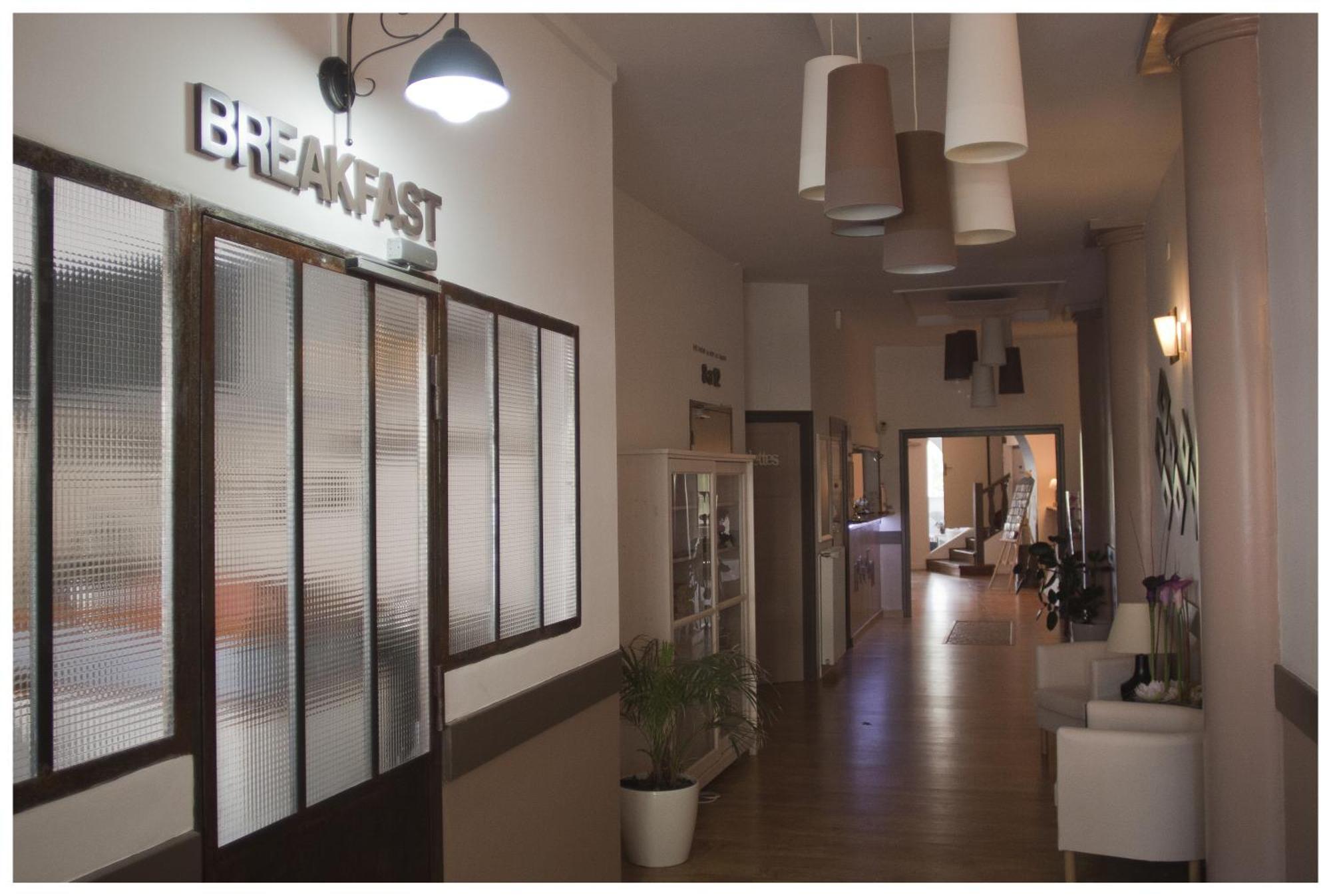 Logis Hotel Restaurant Le Castel Fleuri Сан-Жан-ан-Ройан Екстериор снимка