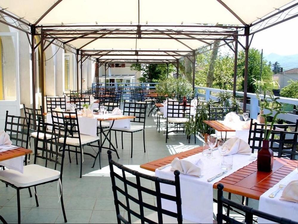 Logis Hotel Restaurant Le Castel Fleuri Сан-Жан-ан-Ройан Екстериор снимка