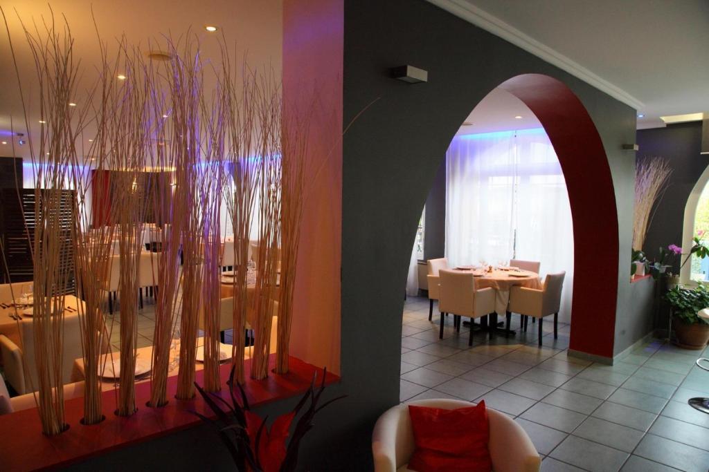 Logis Hotel Restaurant Le Castel Fleuri Сан-Жан-ан-Ройан Екстериор снимка