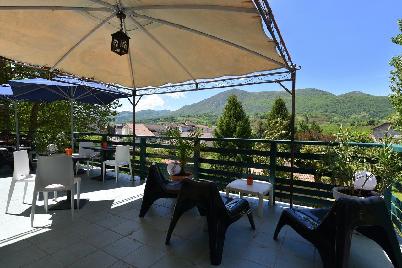 Logis Hotel Restaurant Le Castel Fleuri Сан-Жан-ан-Ройан Екстериор снимка