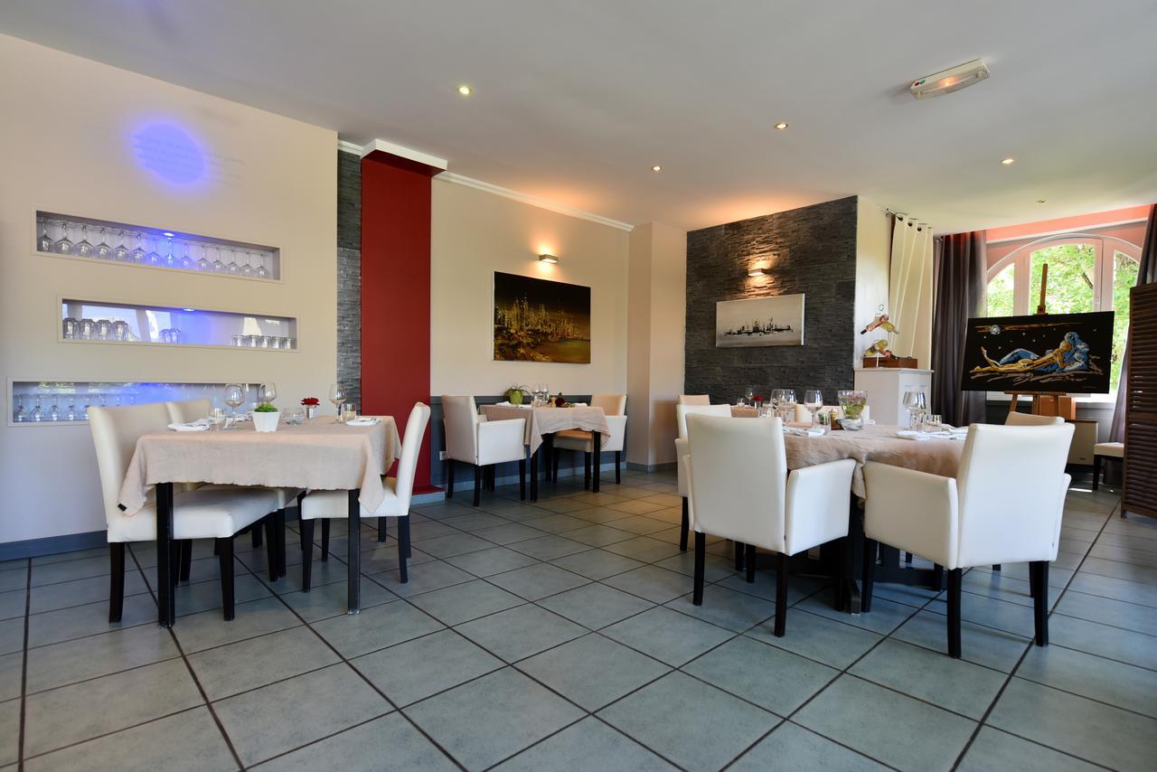 Logis Hotel Restaurant Le Castel Fleuri Сан-Жан-ан-Ройан Екстериор снимка