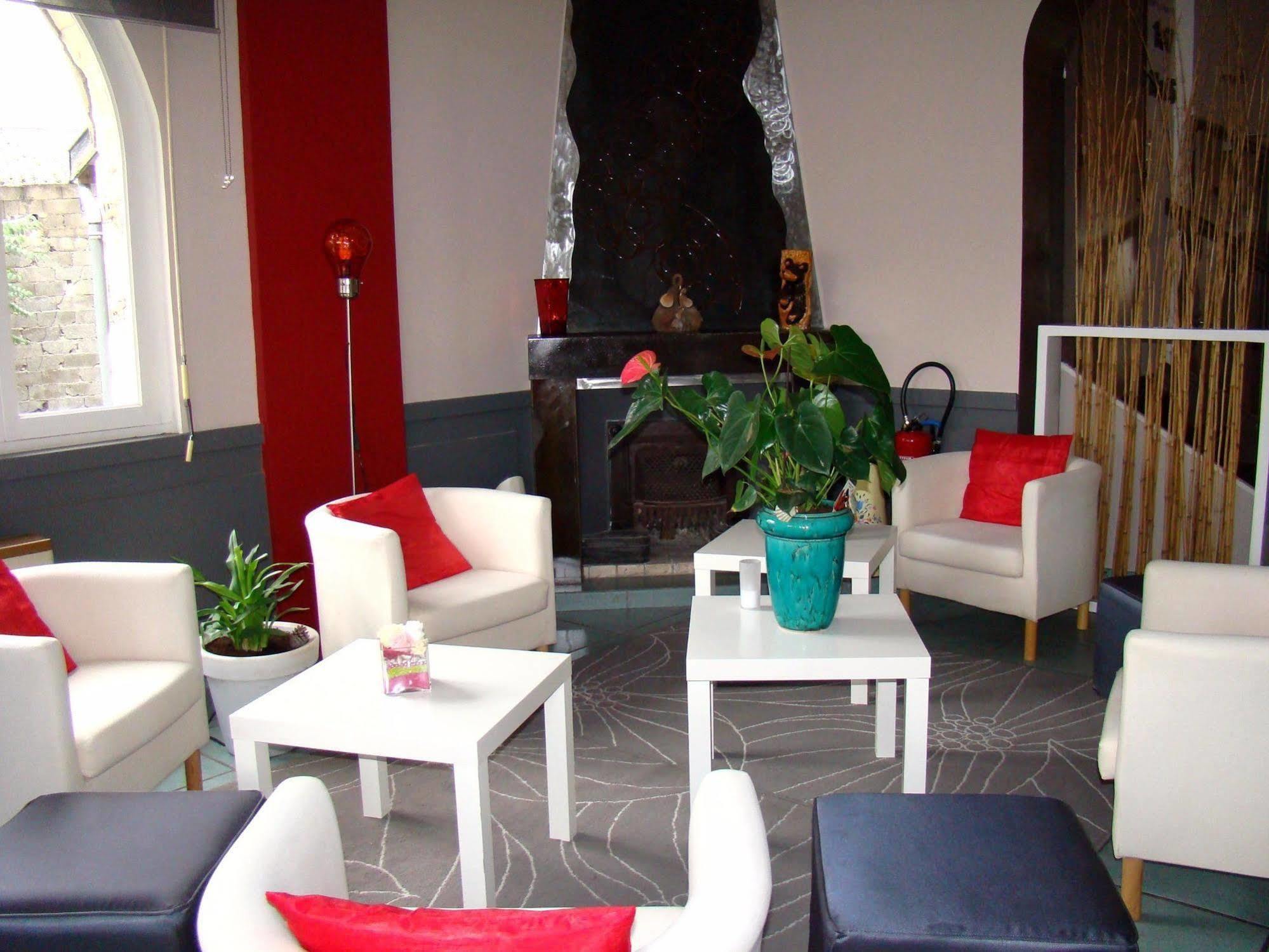 Logis Hotel Restaurant Le Castel Fleuri Сан-Жан-ан-Ройан Екстериор снимка