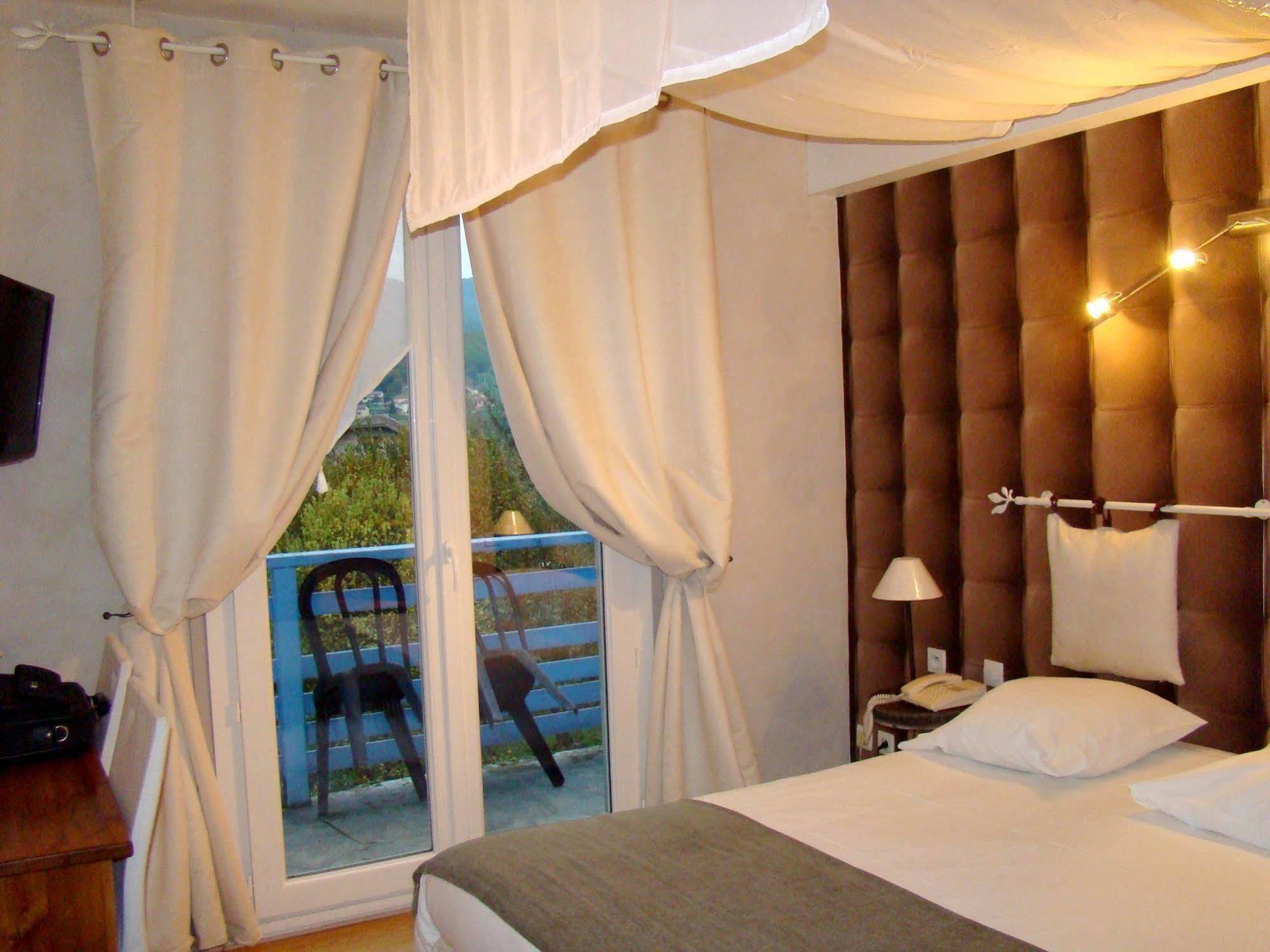 Logis Hotel Restaurant Le Castel Fleuri Сан-Жан-ан-Ройан Екстериор снимка