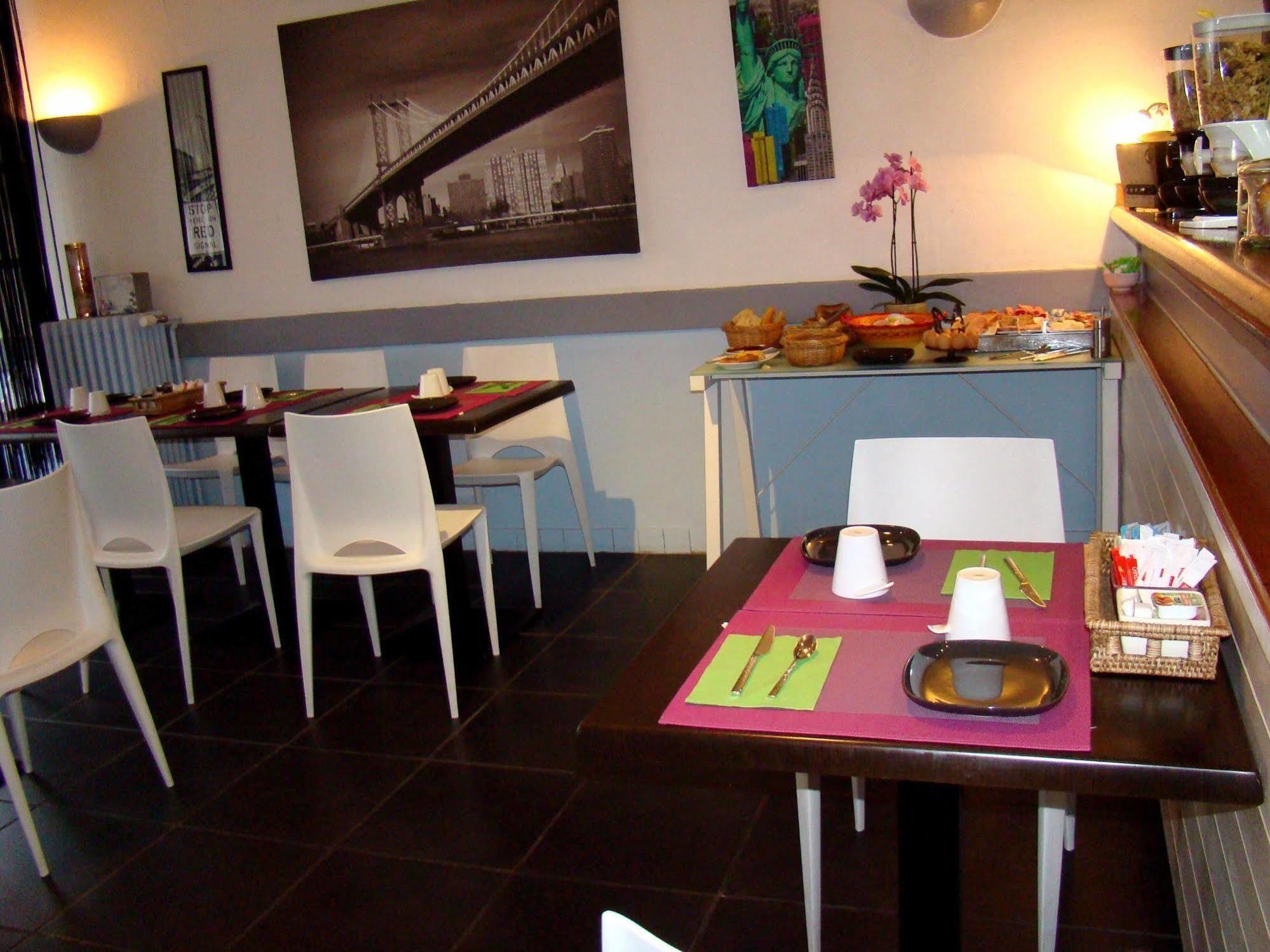 Logis Hotel Restaurant Le Castel Fleuri Сан-Жан-ан-Ройан Екстериор снимка