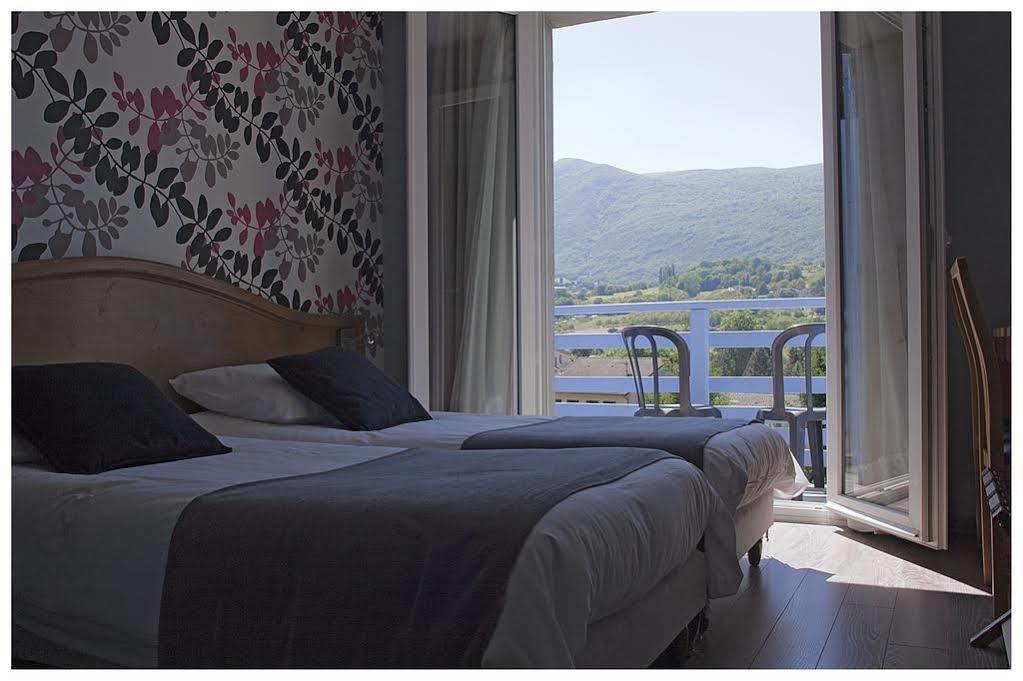 Logis Hotel Restaurant Le Castel Fleuri Сан-Жан-ан-Ройан Екстериор снимка