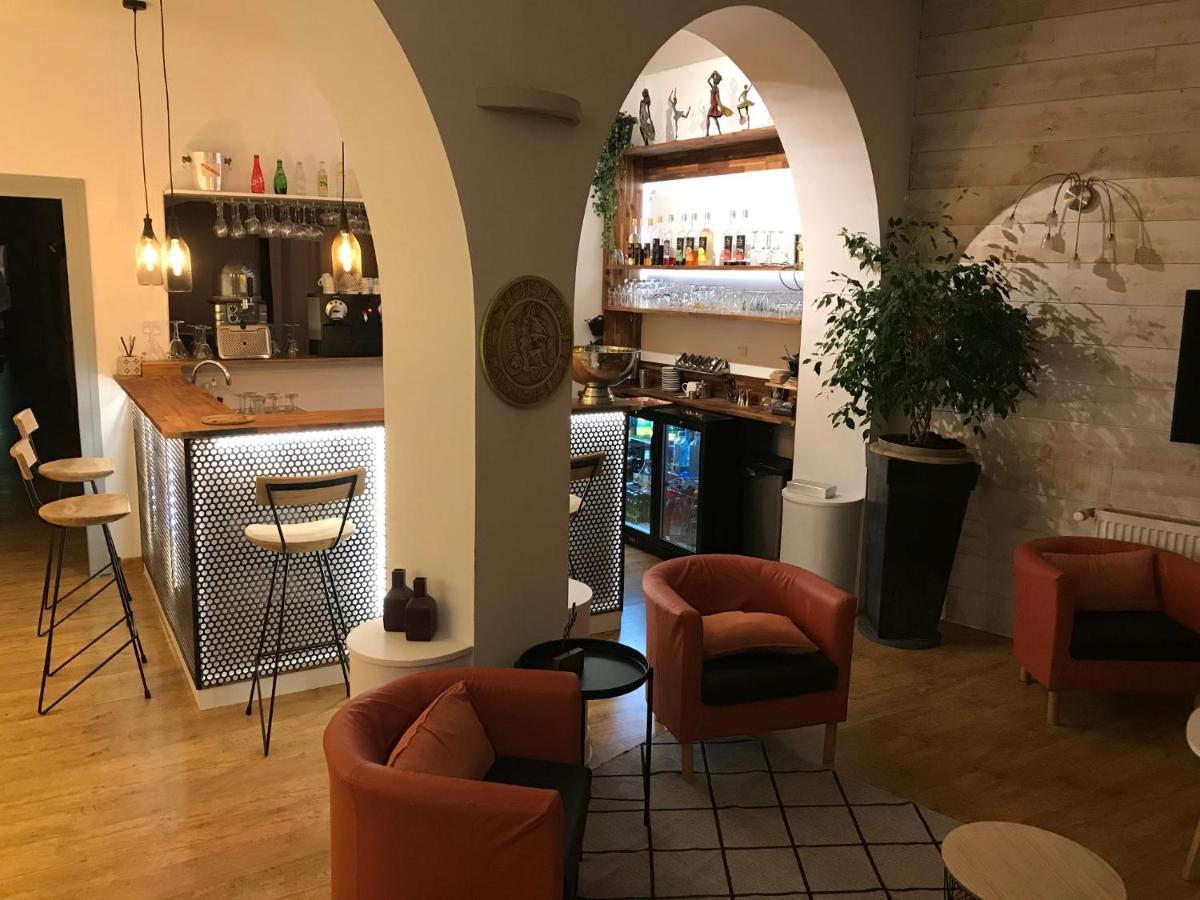 Logis Hotel Restaurant Le Castel Fleuri Сан-Жан-ан-Ройан Екстериор снимка