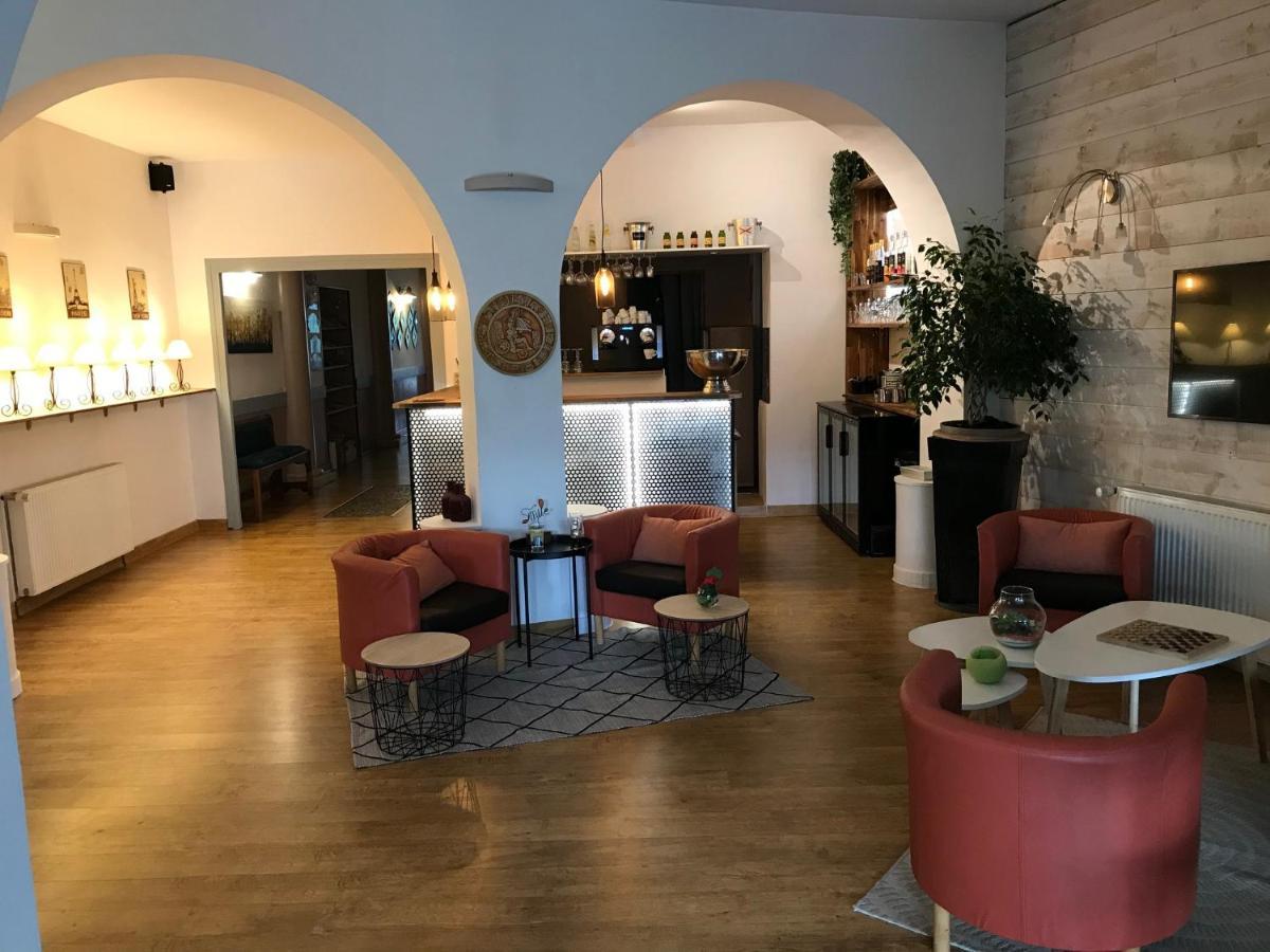 Logis Hotel Restaurant Le Castel Fleuri Сан-Жан-ан-Ройан Екстериор снимка